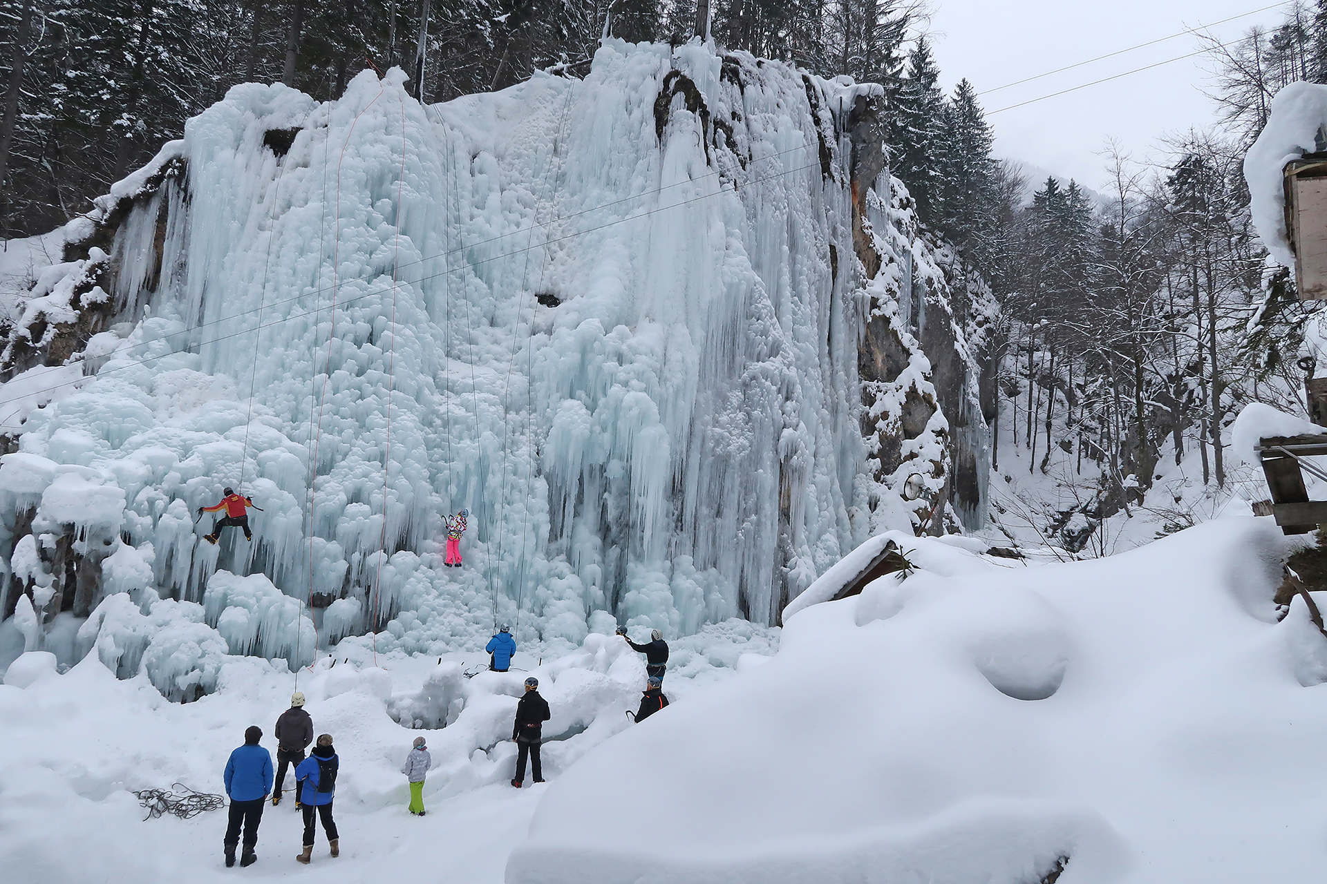 Ledno plezanje v lednem kraljestvu soteske Mlačca v MOjstrani.
