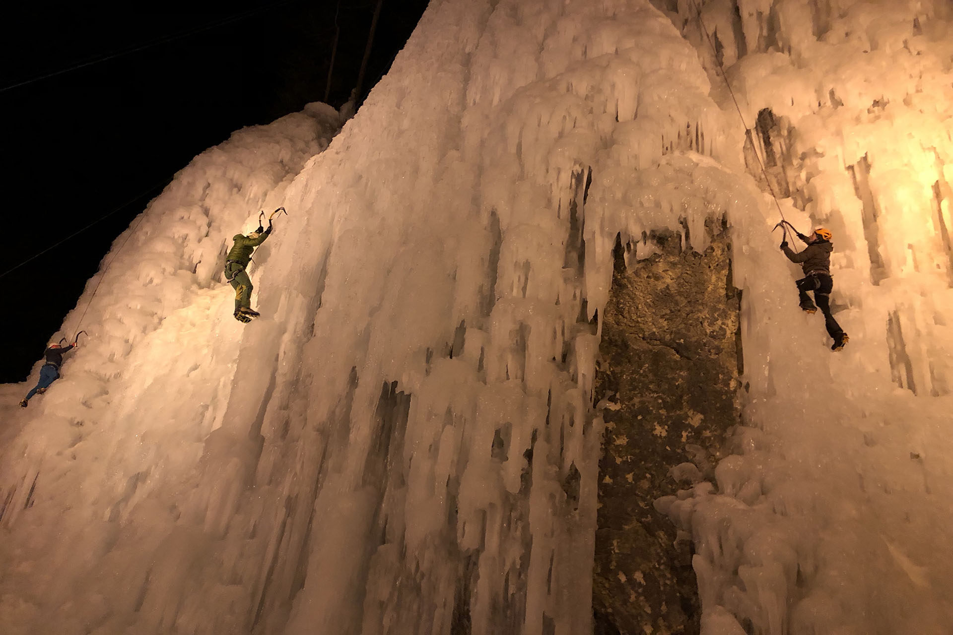 Nočno vodeno ledno plezanje v lednem kraljestu soteske Mlačca v Mojstrani