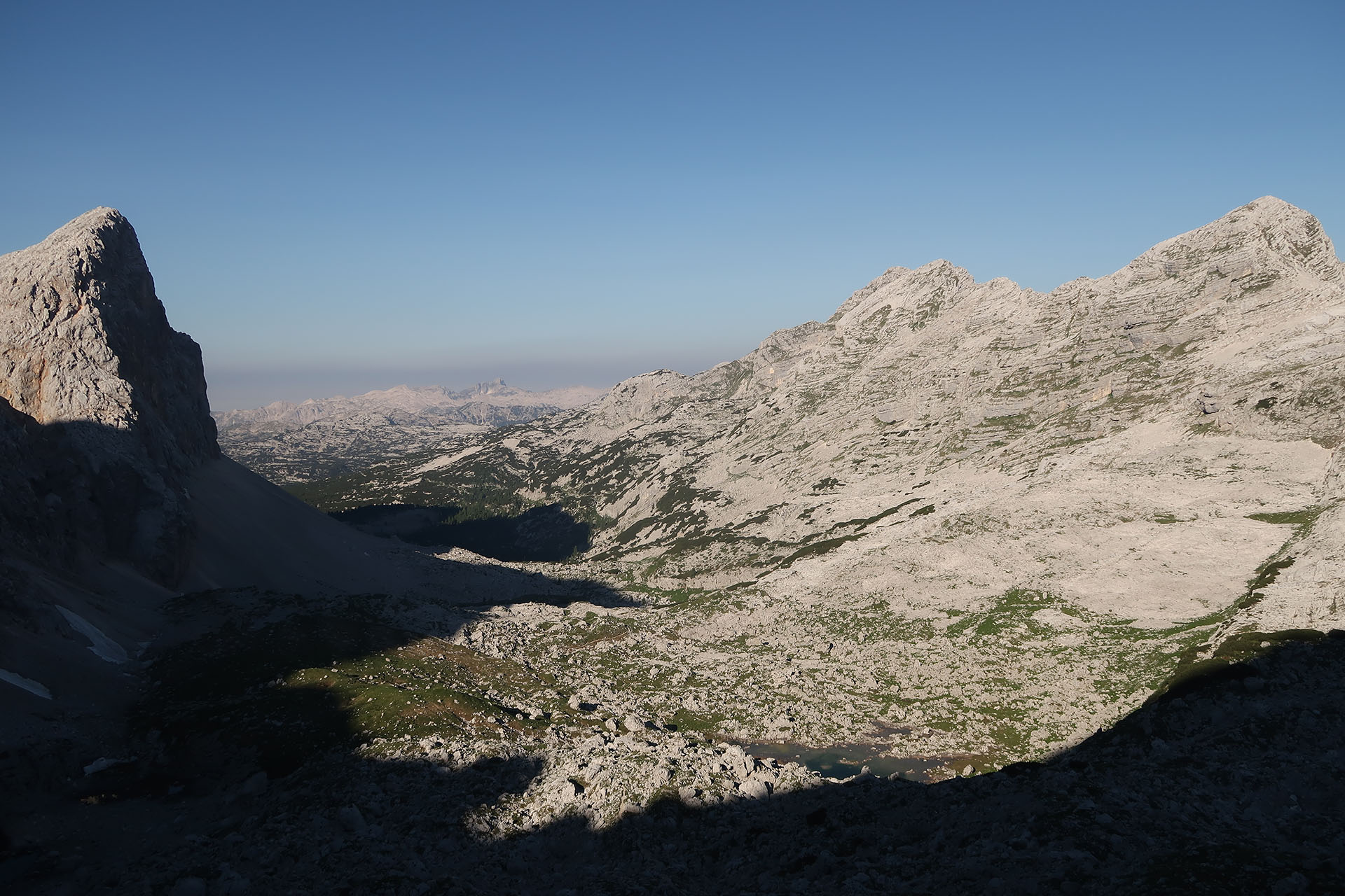 Treking čez Julijske Alpe s pogledom na dolino sedmerih triglavskih jezer.