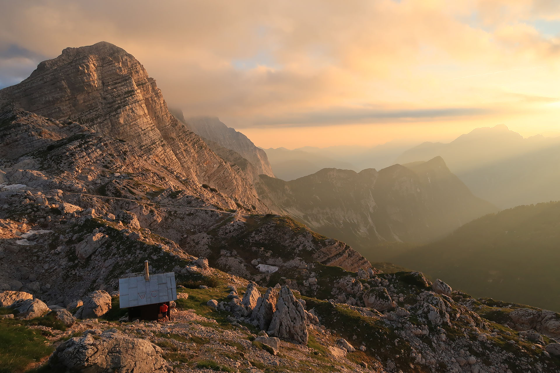 Treking čez Julijske Alpe z vodnikom. Sončni zahod na Prehodavcih.