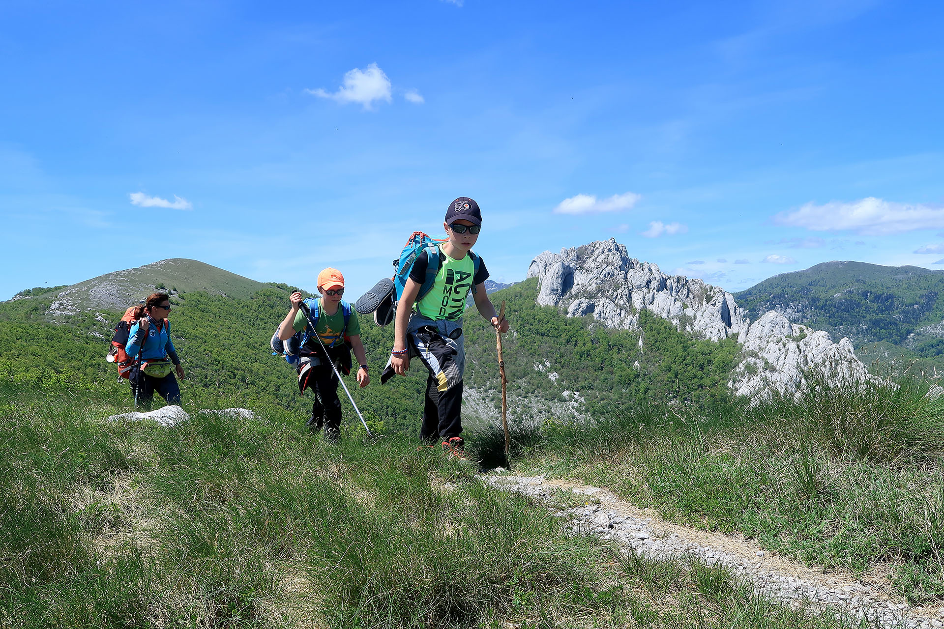 Treking po divjem Velebitu po Premužičevi stazi v ozadju Dabarski kukovi. 