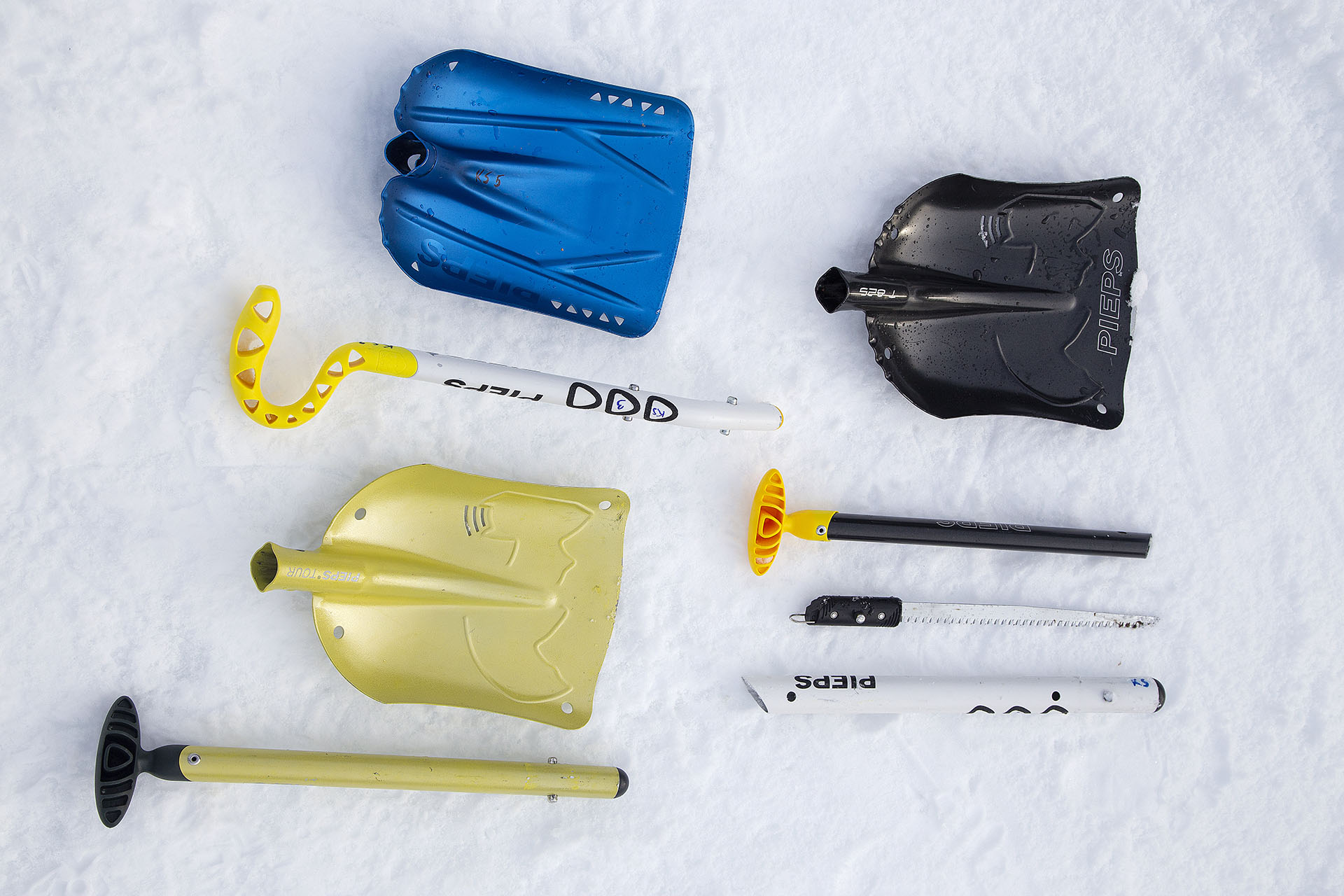 Izposoja opreme za varno gibanje v gorah pozimi