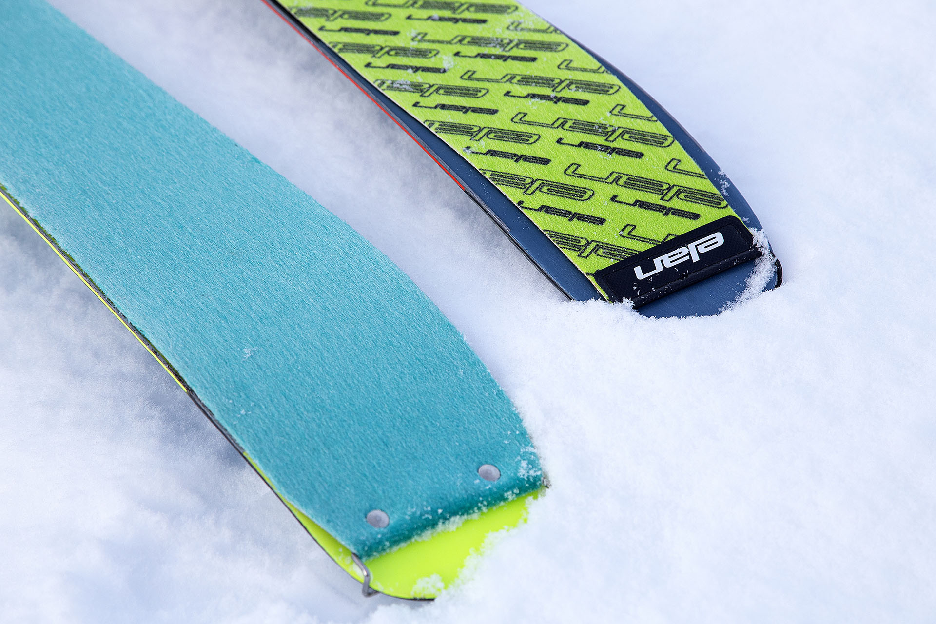 Kože omogočajo vzpon na gore brez zdrsavanja nazaj. Danes se običajno izdelujejo iz moherja, najlona ali kombinacije obeh.