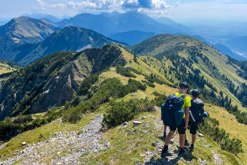 Tridnevna tura ponuja prekrasne razglede na bližnje in daljne gore in doline v Avstriji in Sloveniji