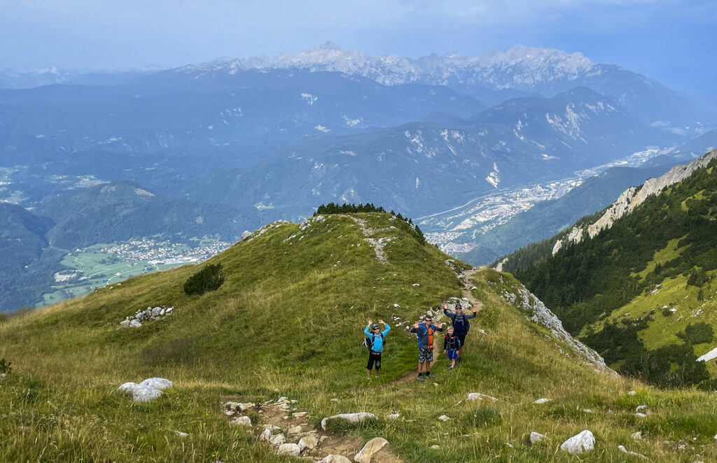 Tridnevna tura ponuja prekrasne razglede na bližnje in daljne gore in doline v Avstriji in Sloveniji