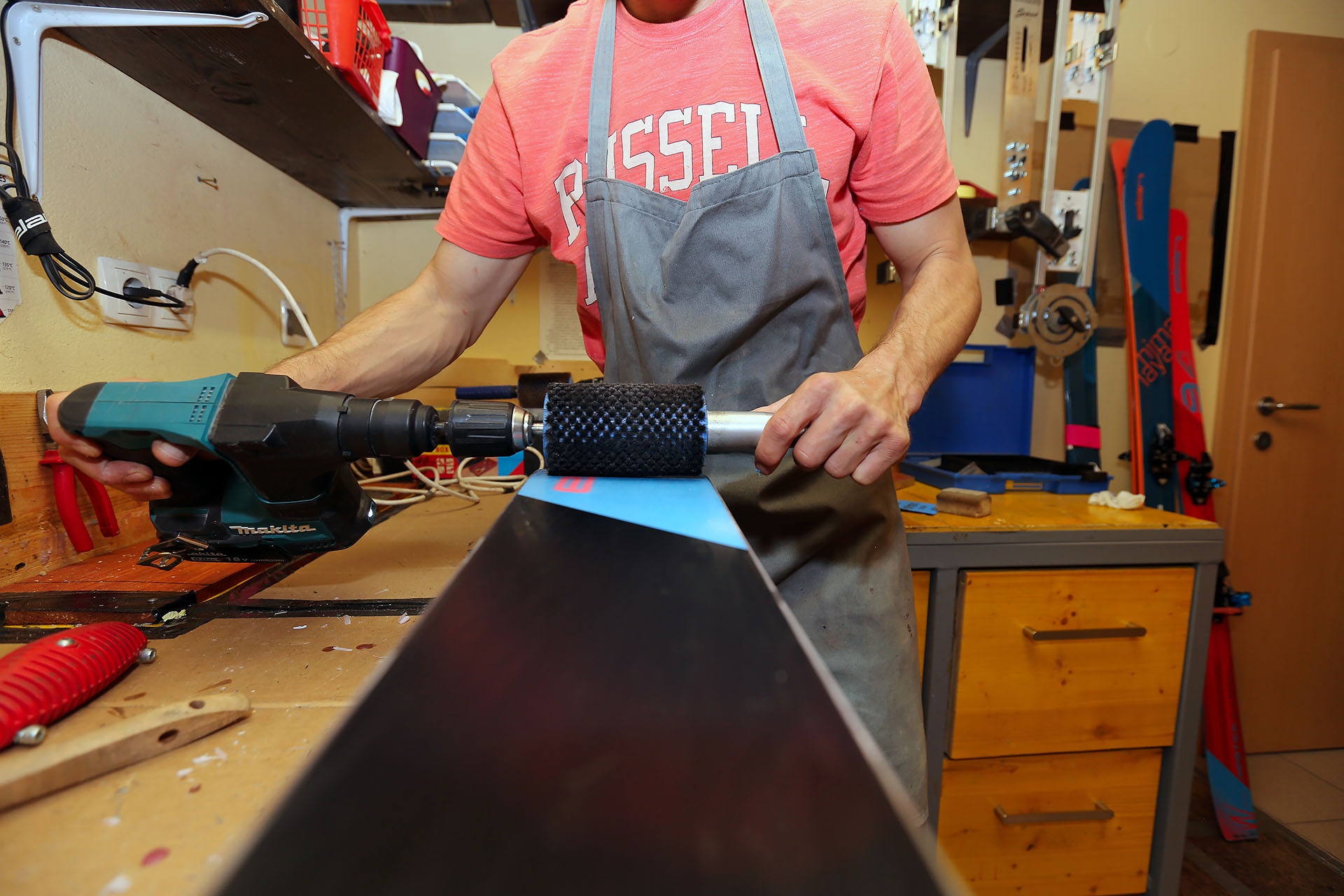 Dobro pripravljena oprema je ključna za varno turno smučanje.