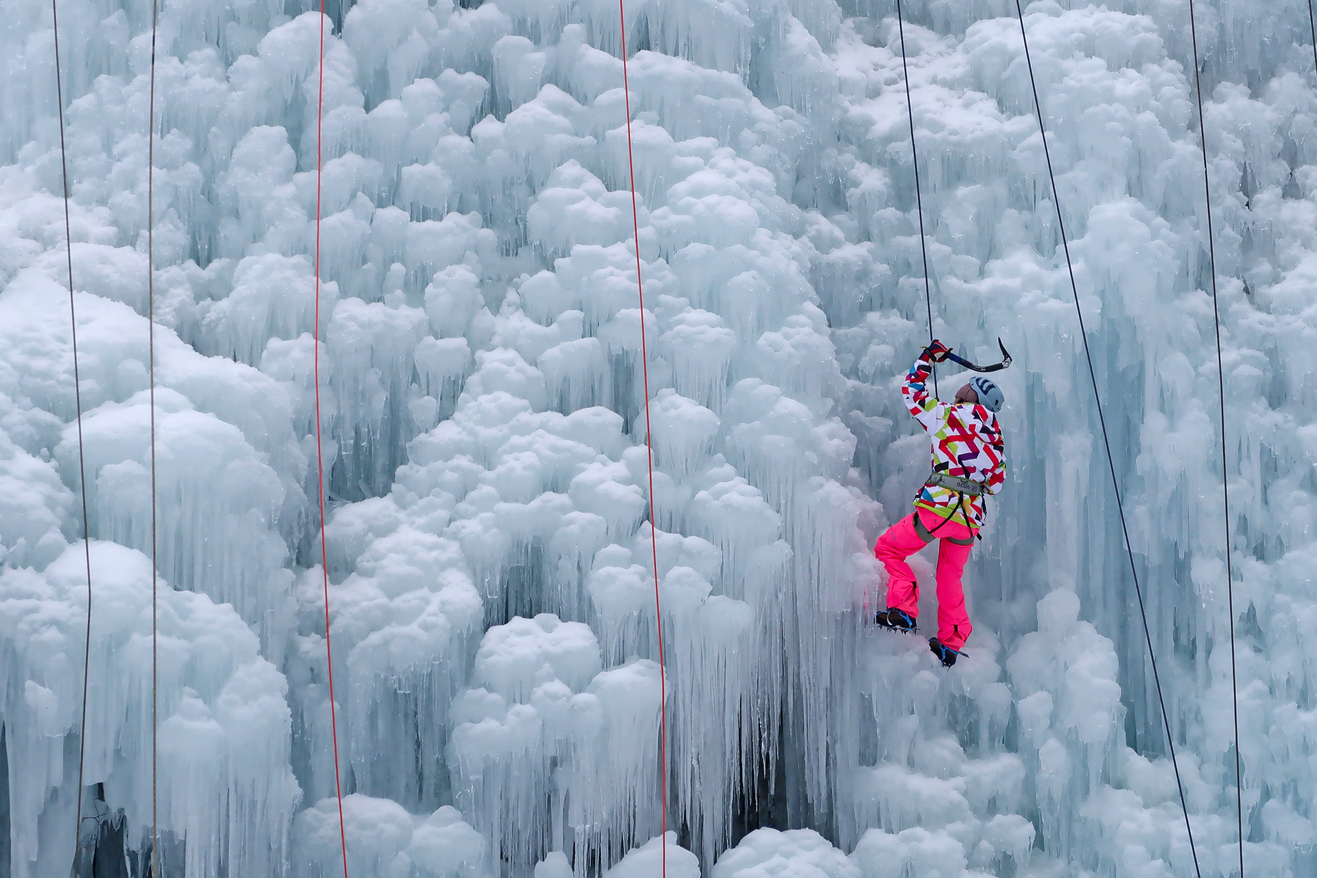 Ledno plezanje v naravni soteski in umento zaledenelem slapu v Mlačci