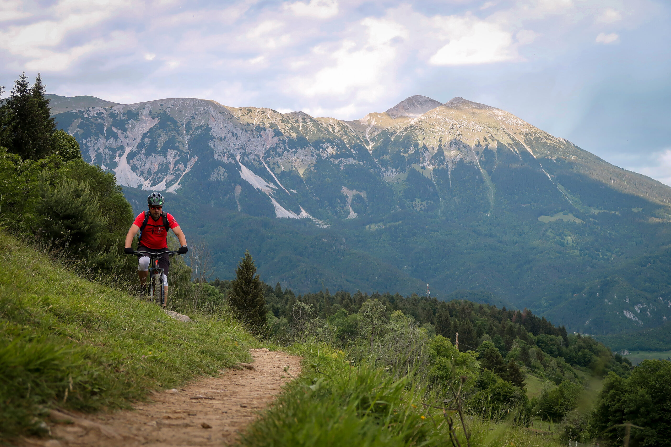 Explore diffrent locations of SLovenia trough biking