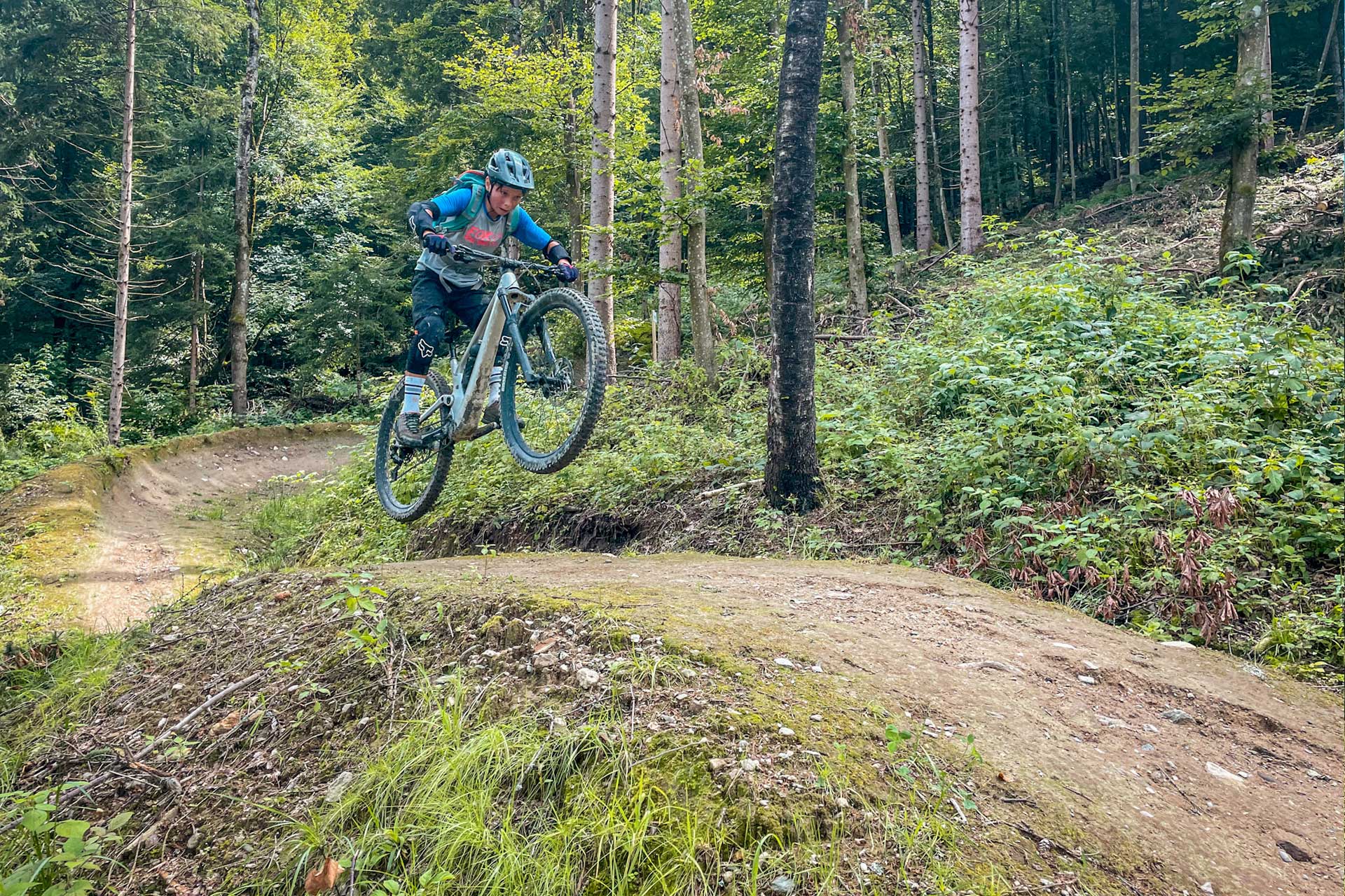 Spust po razgibanem terenu enega izmed različnih trailov Lake Bike parka