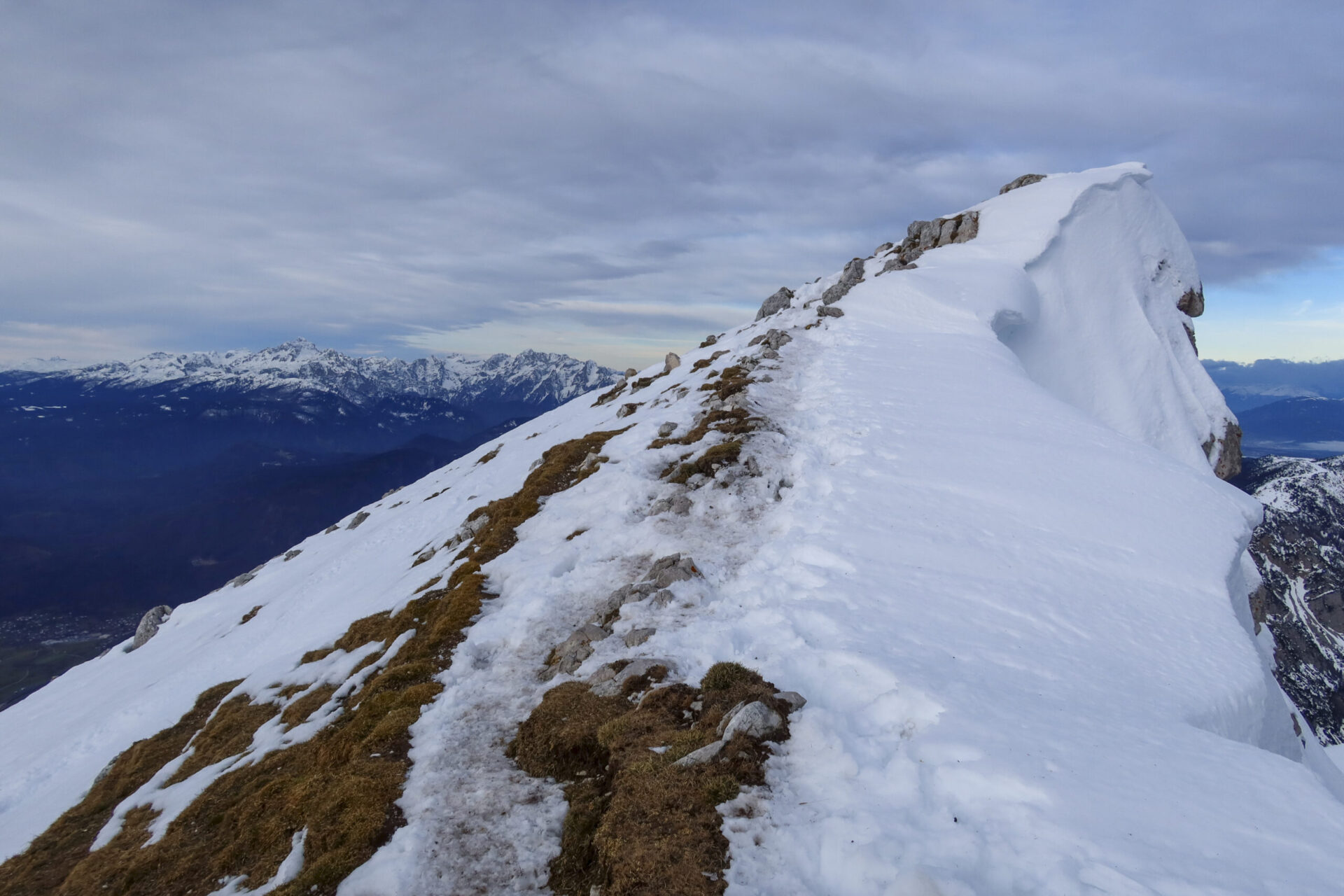 Pogled na zasnežen vrh Stola v Karavankah