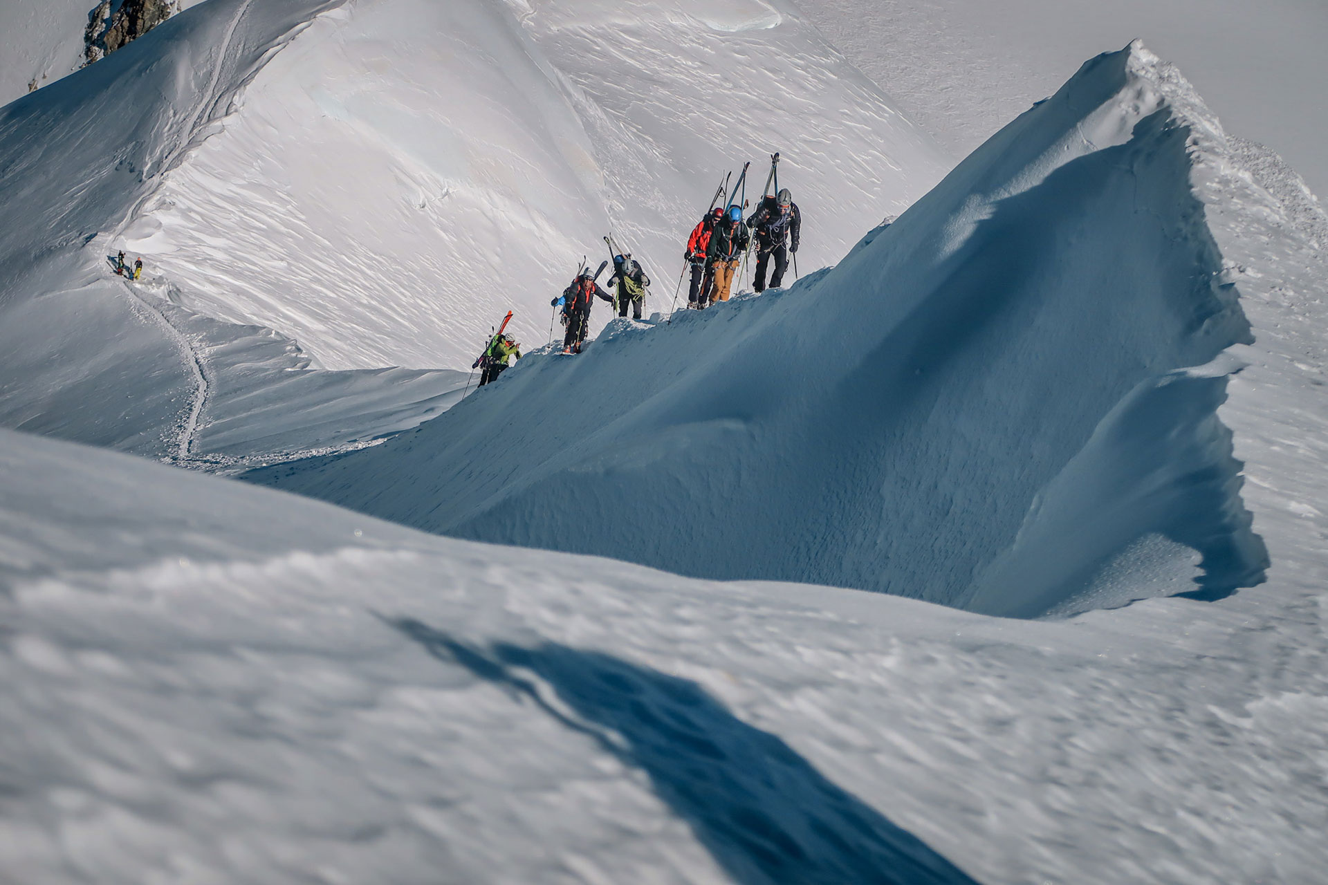 Prečenje grebena med turnosmučarskim vzponom na Mont Blanc z vodnikom.