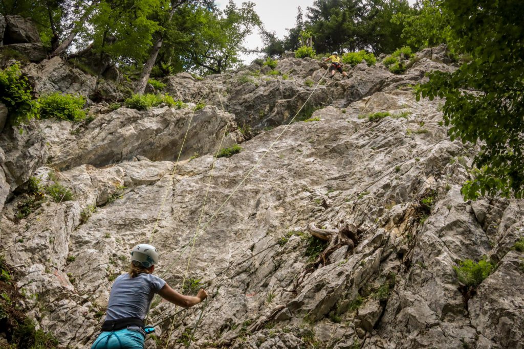 Osnove varovanja in plezanja v naravni skali.
