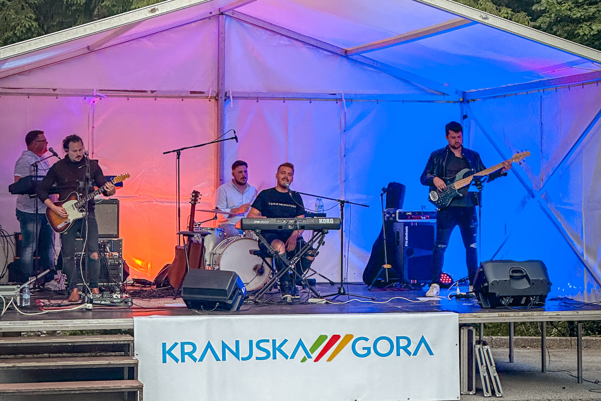 Stojnice z gorniško in športno opremo