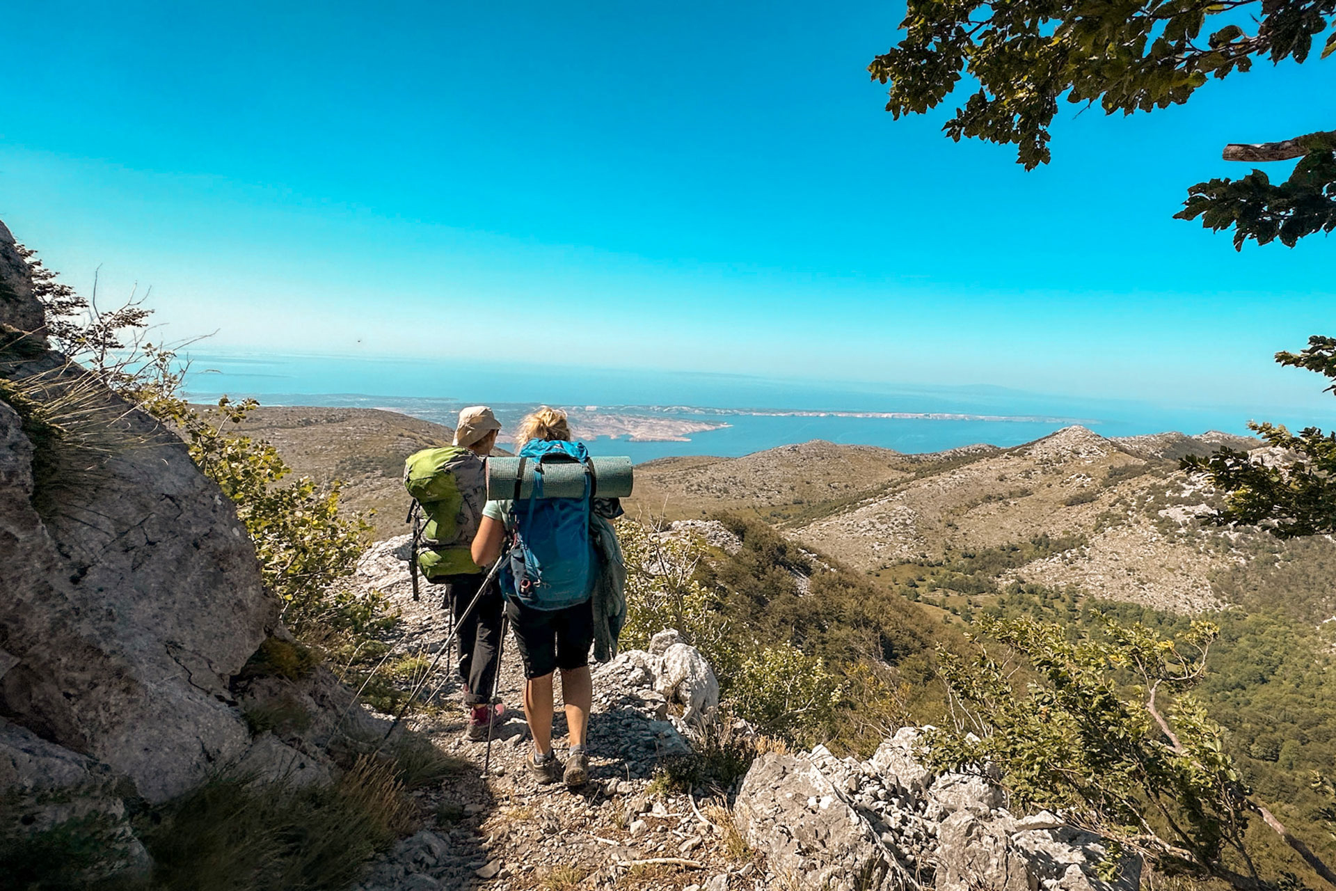 Treking po divjem Velebitu po Premužičevi stazi v ozadju Dabarski kukovi. 