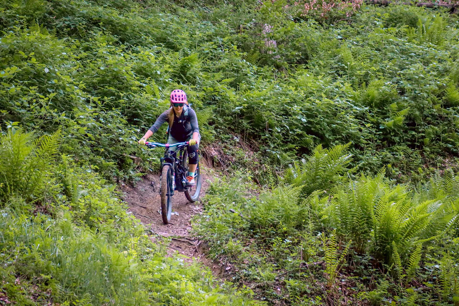 Spust po razgibanem terenu enega izmed različnih trailov Lake Bike parka