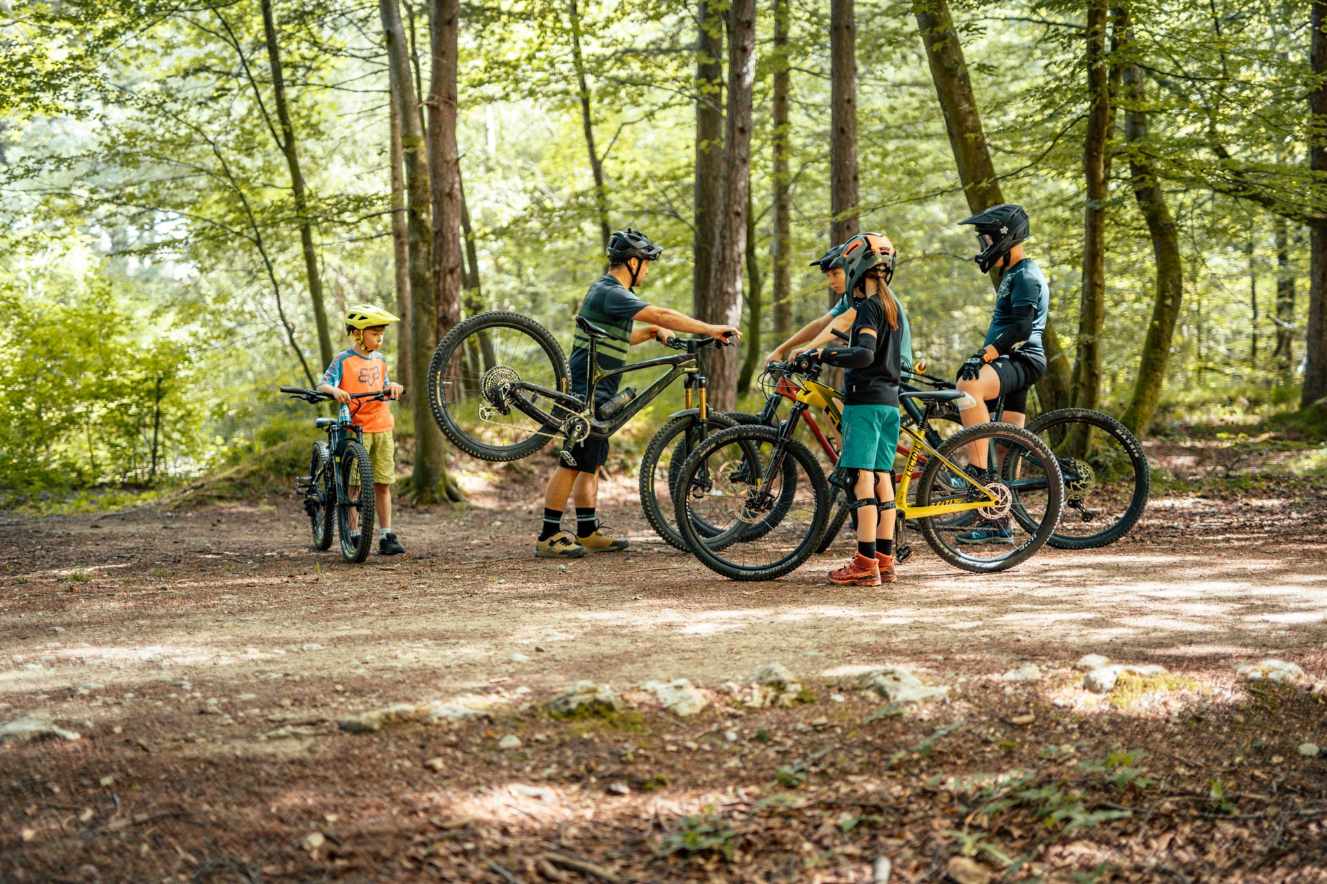 Različne tehnike premagovanja ovir na otroških MTB delavnicah