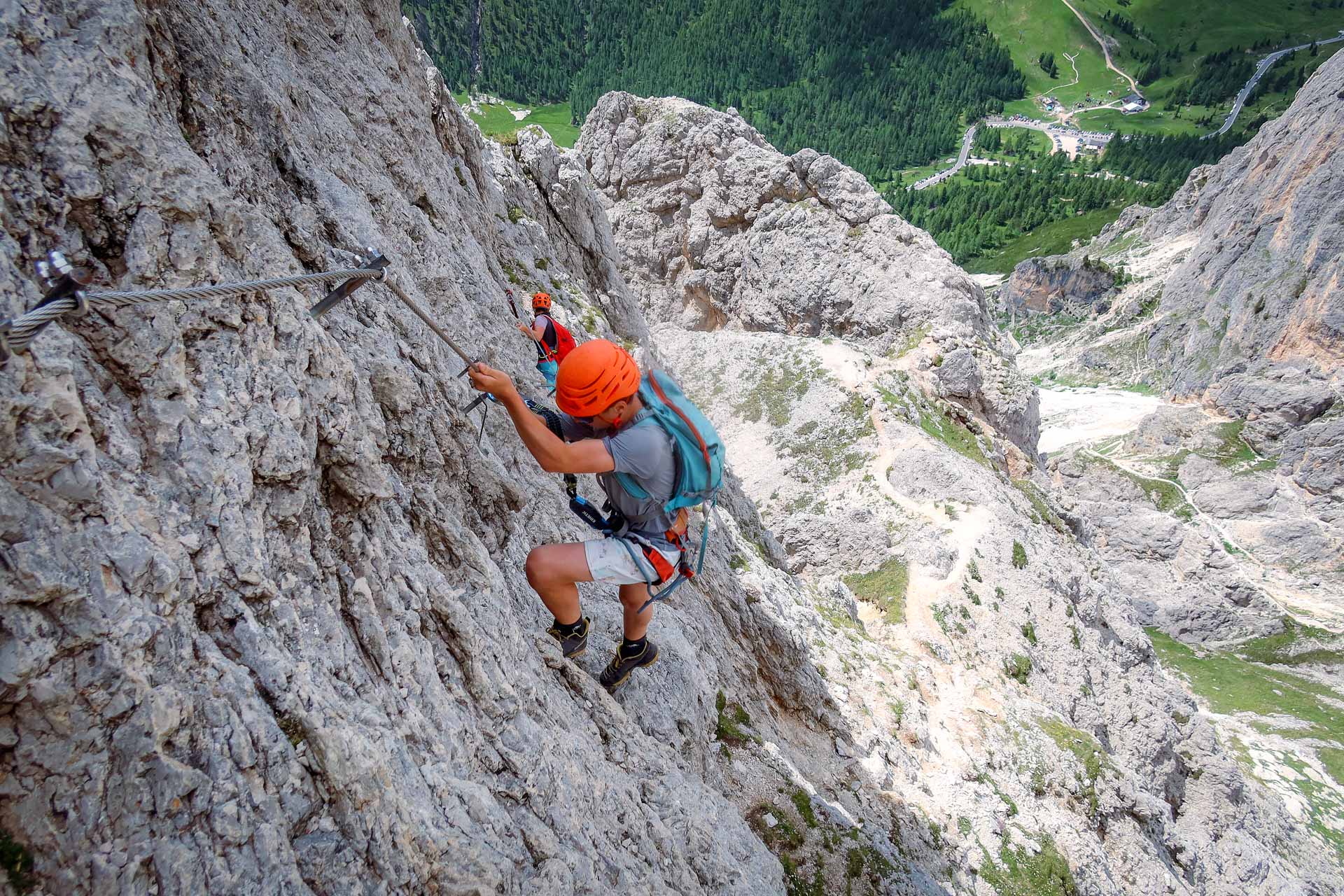 Jeklenice, lestve in razgledi – bistvo feratanja v Dolomitih z gorskimi vodniki.