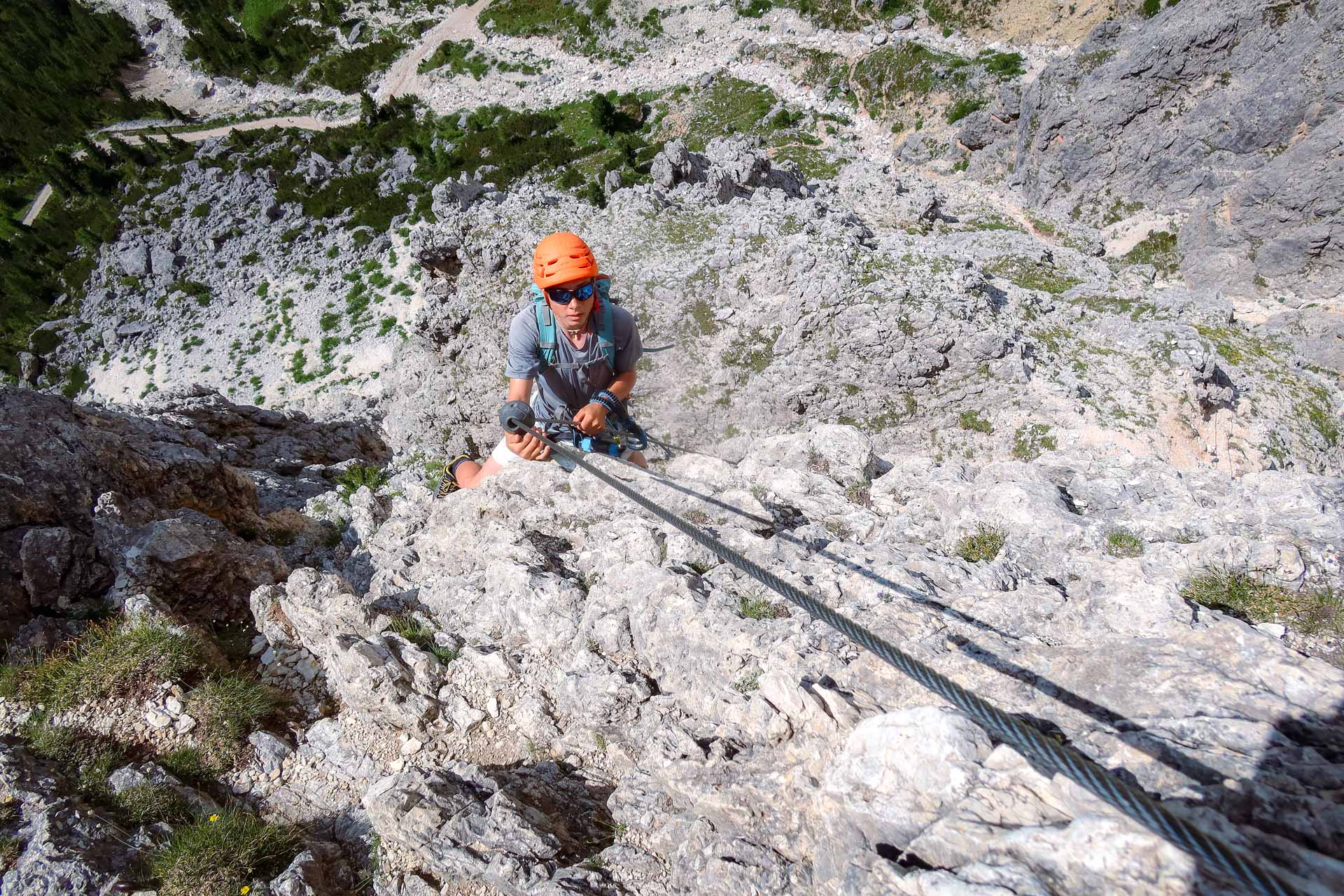Feratanje z razgledi – popolno doživetje via ferrata poti v srcu Dolomitov.