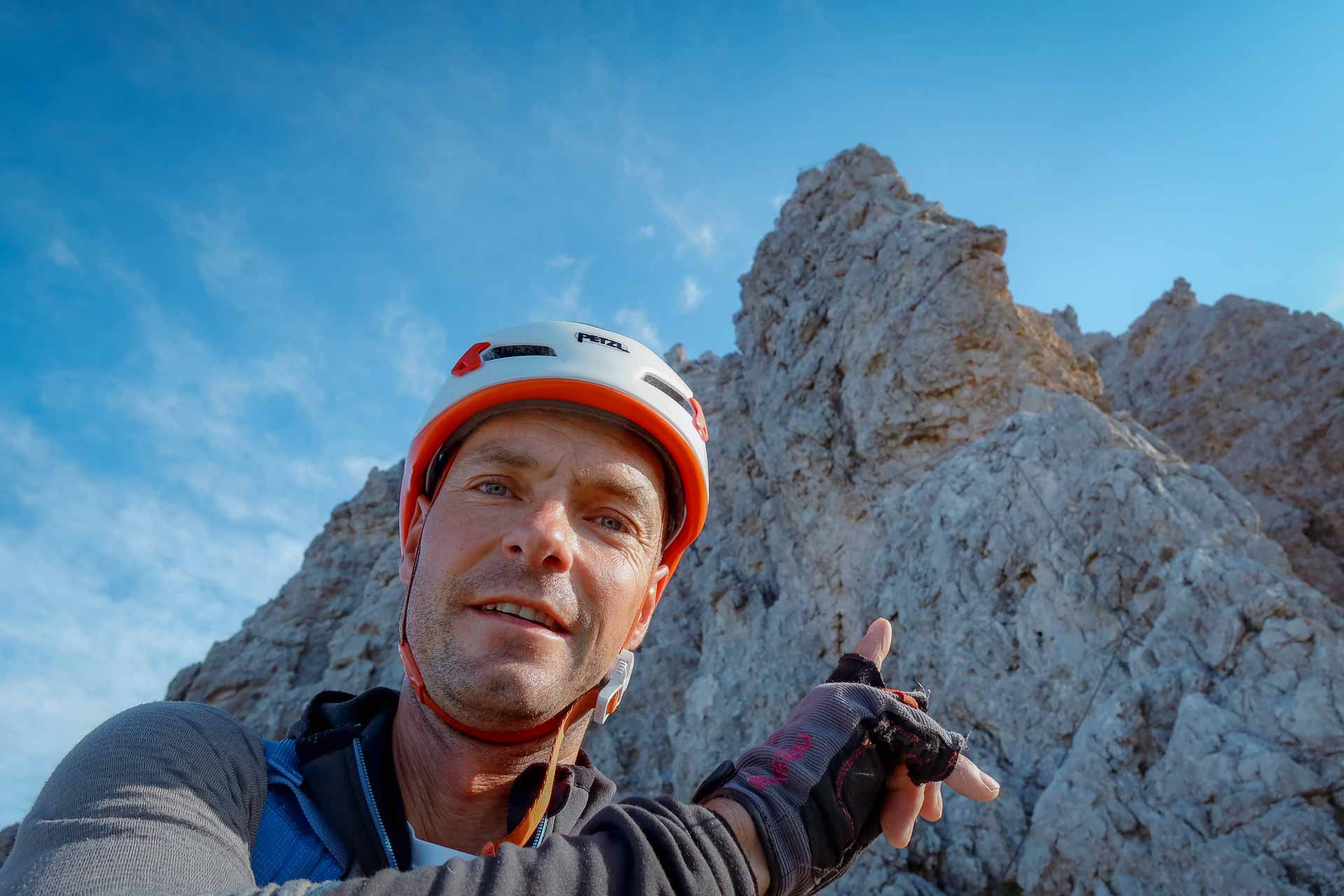 Doživetje via ferrata pustolovščine v Dolomitih z gorskimi vodniki in panoramami nad Cortino d’Ampezzo.