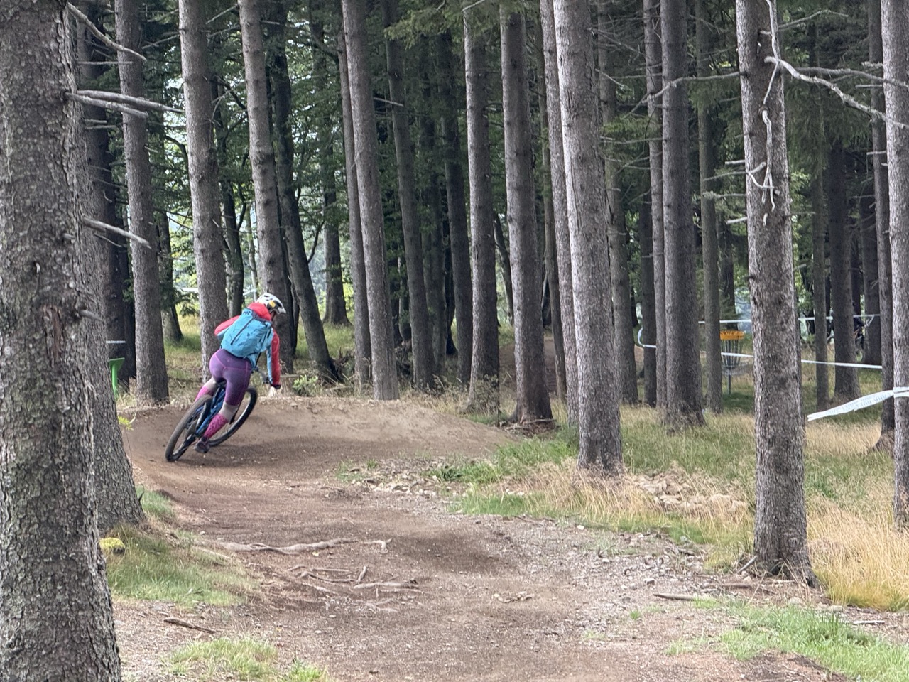 Spust čez planine pod Karavankami s Stolom v ozadju