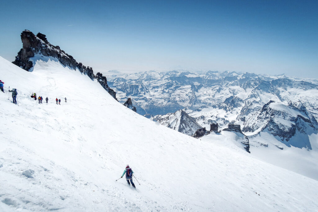 A ski touring descent from the magical 4000 meter threshold