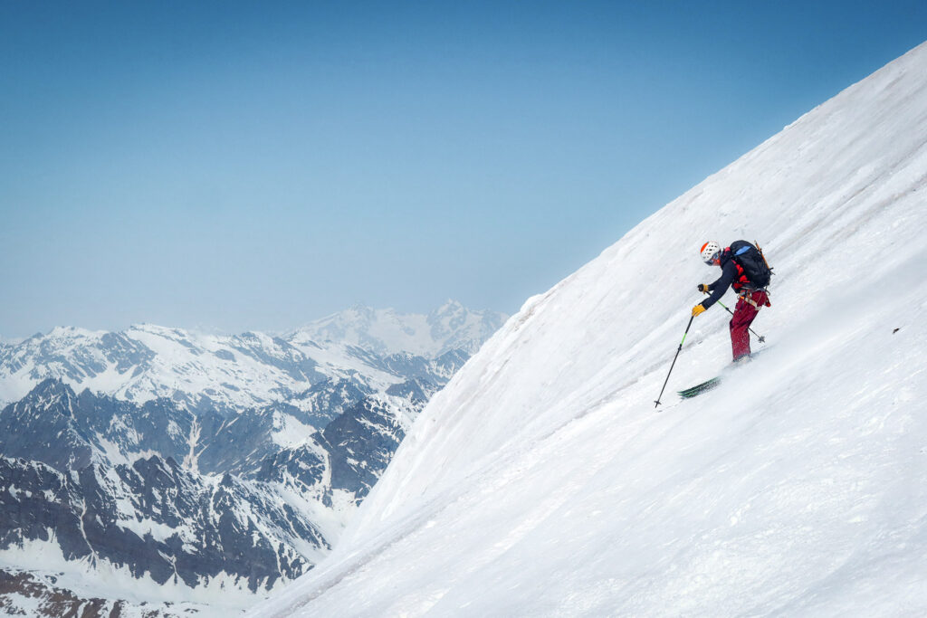 A ski touring descent from the magical 4000 meter threshold