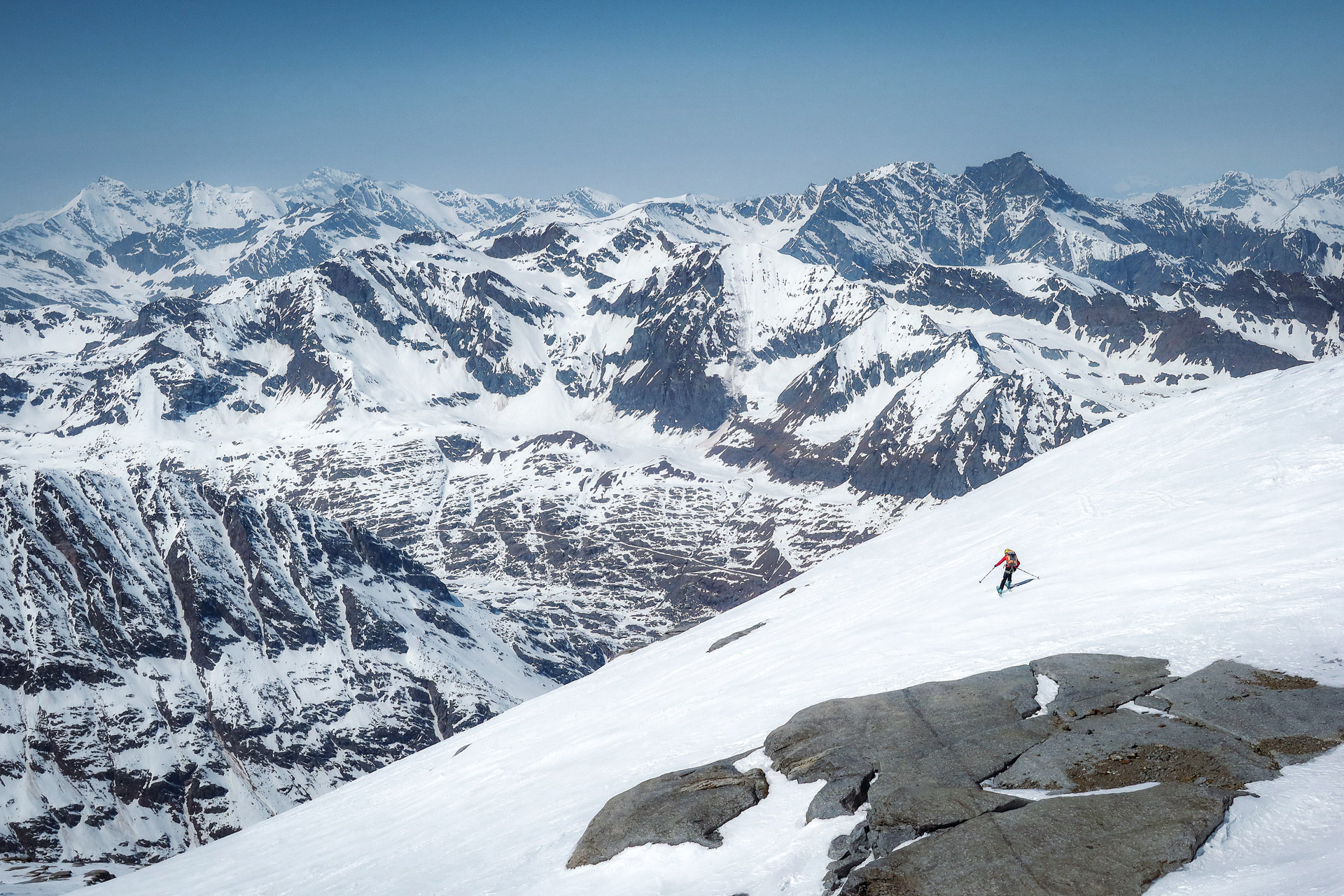 Smučanje na turnih smučeh iz vrha Gran Paradiso proti koči Vittorio Emanuelle