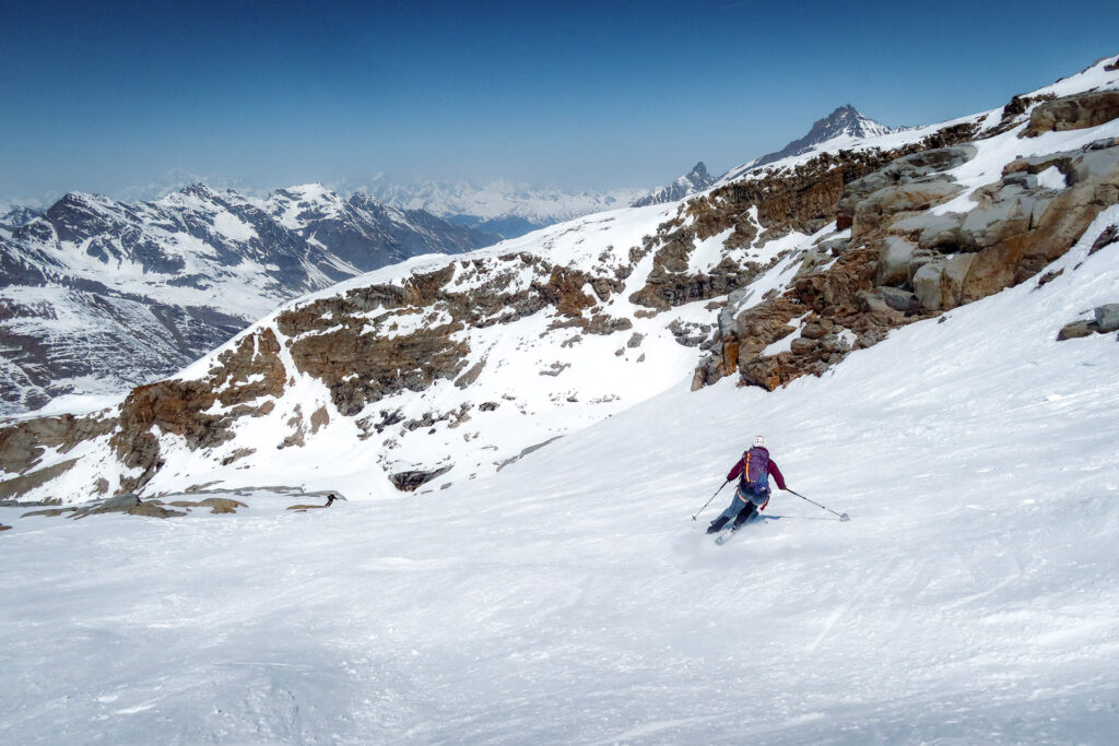 A ski touring descent from the magical 4000 meter threshold